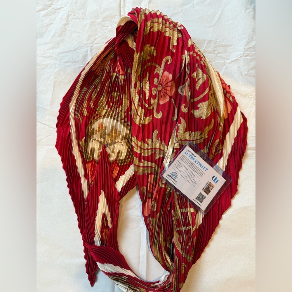 Like New!! Hermés 100% silk Scarf in Red and White comes with COA